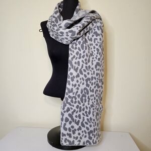 Gap Gray Leopard Print Knit Scarf